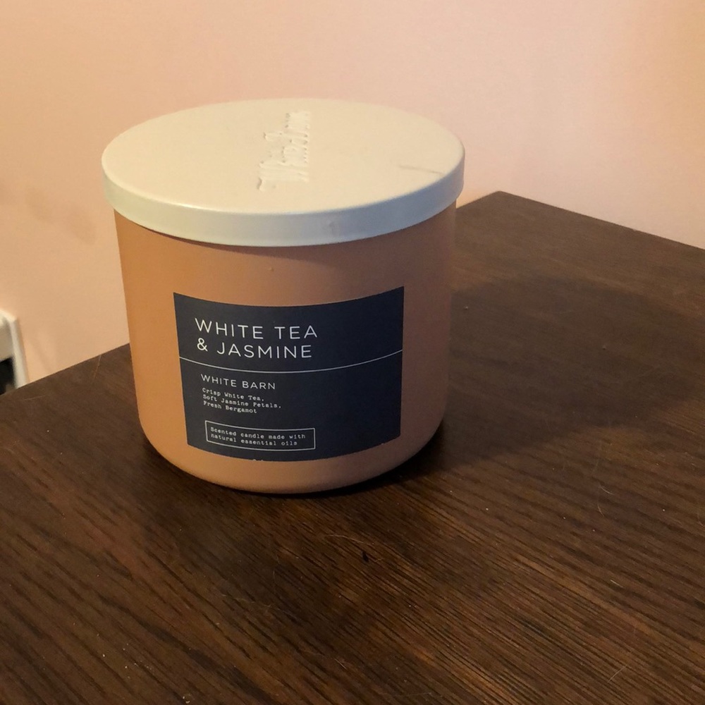 Bath & Body Works White Barn White Tea & Jasmine 3-wick Candle NEW!!